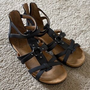 Natural Soul Women's Black and Tan Sandals